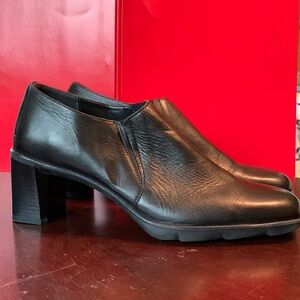 Aerosoles heeled ankle booties. Black leather. Block heel. Size 7.5